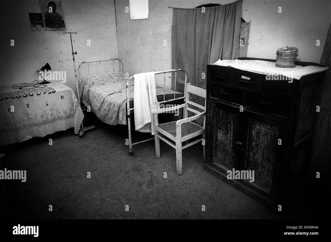 Image of a room of a small clinic in the refugee camp of Jalozai, Peshawar, Pakistan. Date: 08/2000. Photo: Xabier Mikel Laburu. Stock Photo