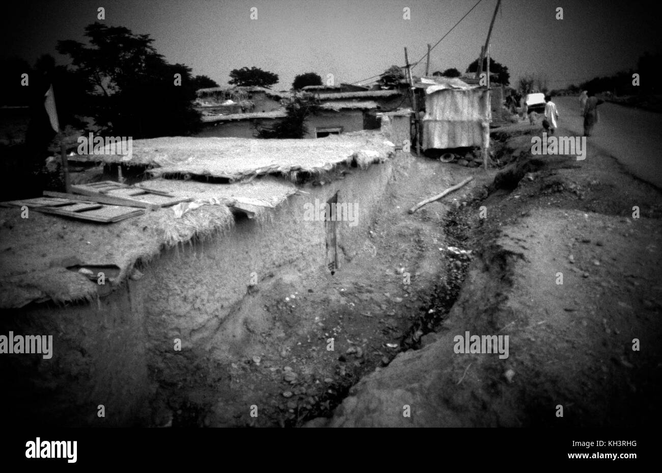 Mud houses seen in the fruit market refugee camp in Rawalpindi, Pakistan. Date: 8/2000. Photographer: Xabier Mikel Laburu Stock Photo