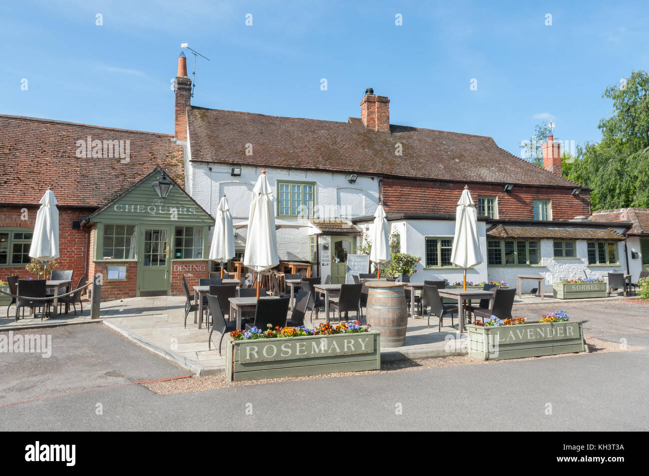 Eversley Cross, UK - May 10, 2017: The Chequers is an old traditional English pub dating back to the 17th century in the picturesque village of Eversl Stock Photo