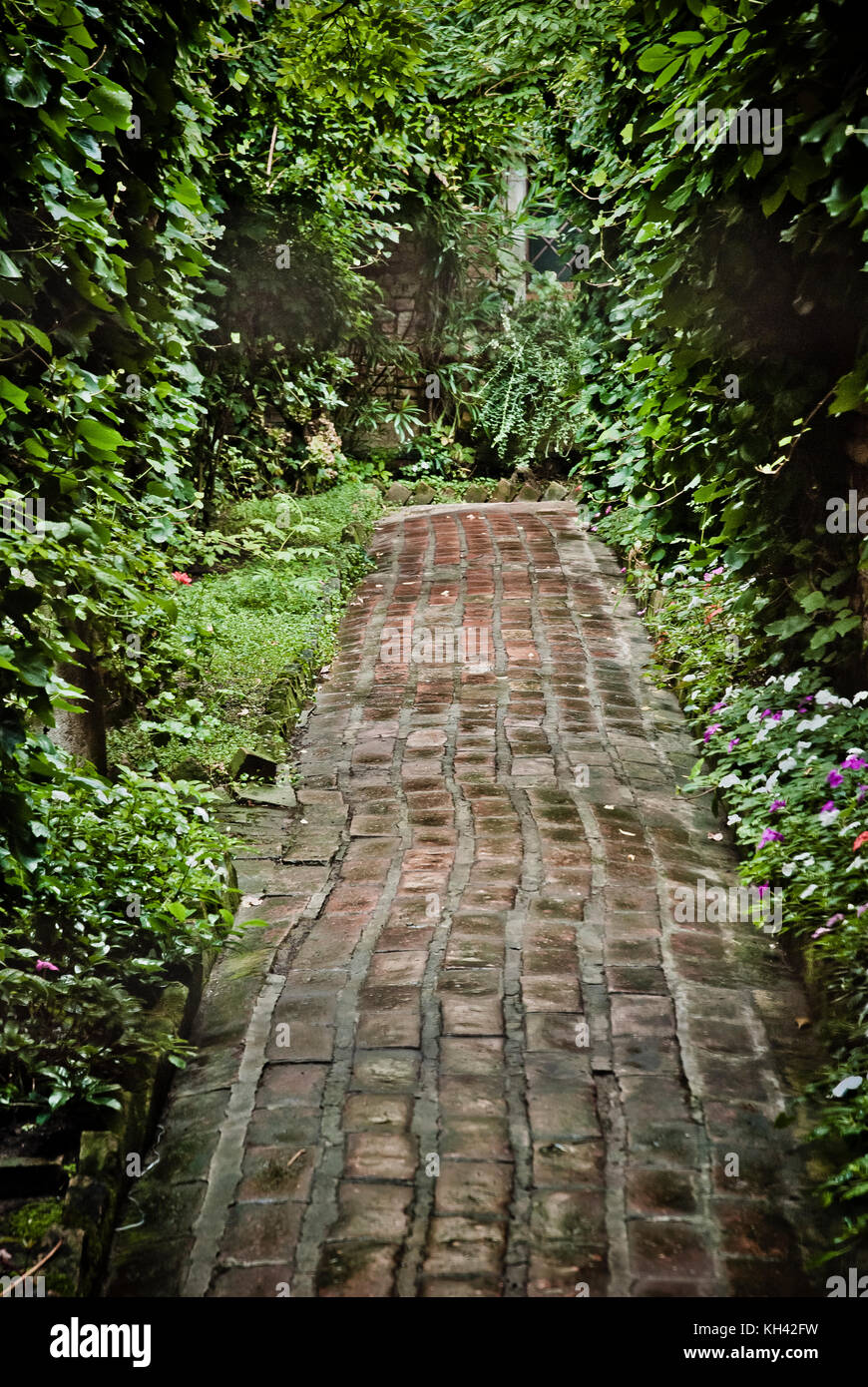 Brick path garden hi-res stock photography and images - Alamy