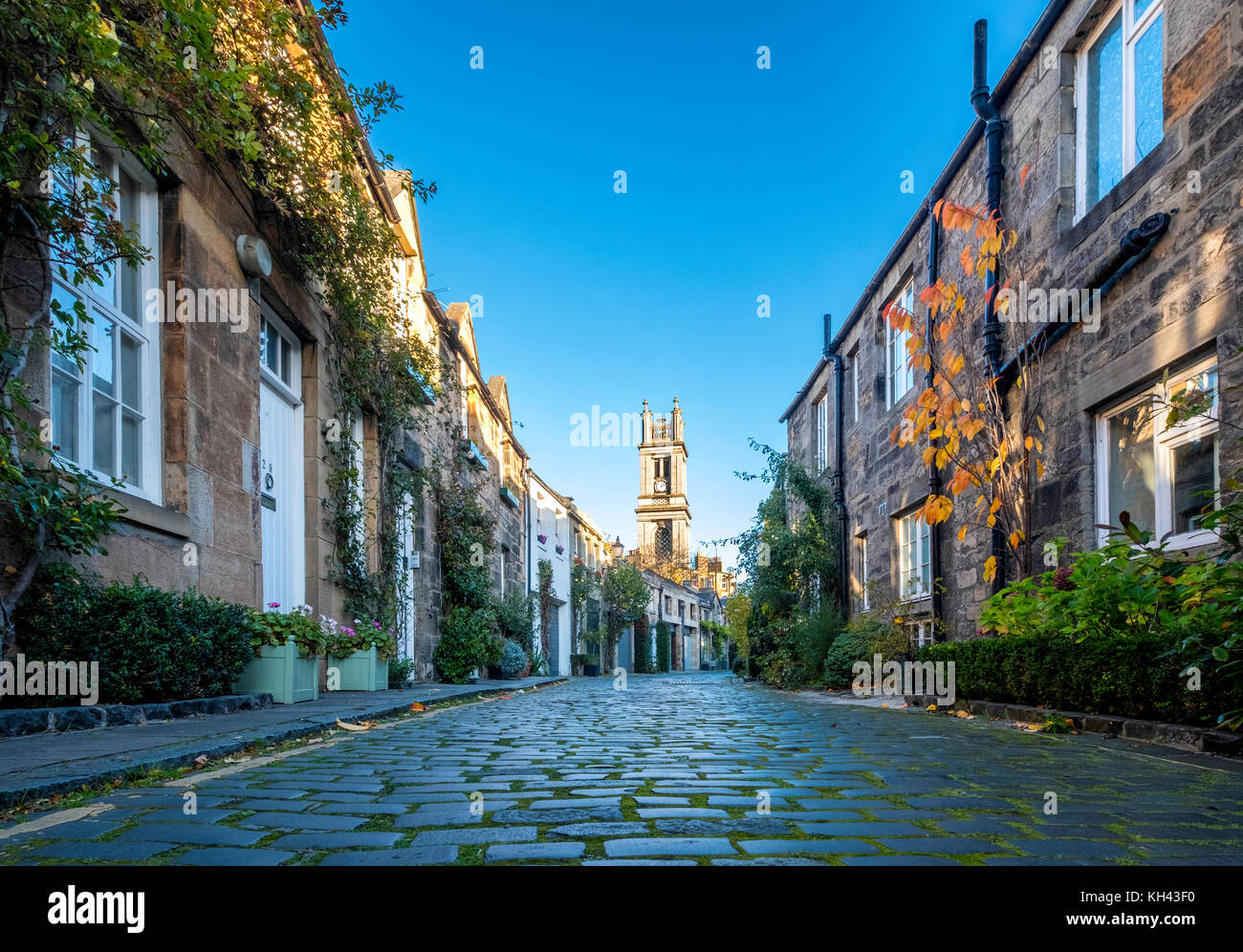 View along traditional row of mews houses towards St Stephen's Church  in Circus Lane in Stockbridge district of New Town in Edinburgh, Scotland, UK Stock Photo
