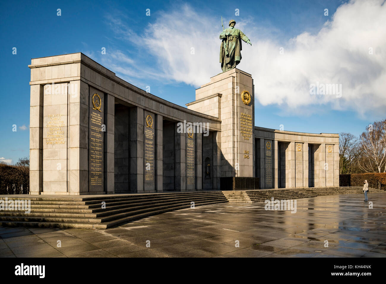 Soviet War Memorial In Berlin Stock Photo Alamy soviet-war-memorial-in-berlin-stock-photo-alamy