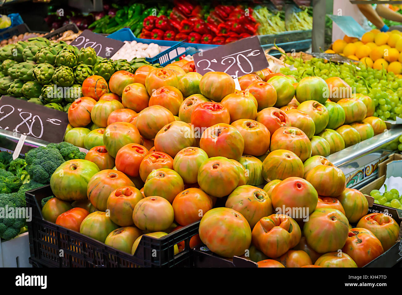 Fresh tomatoes in a market stall Stock Photo - Alamy
