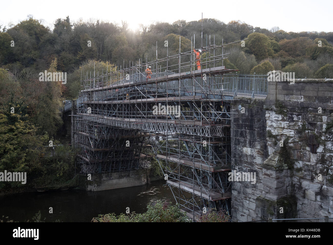 Specialist conservators working for English Heritage begin vital repair work on Iron Bridge, over the River Severn in Shropshire, in a £3.6 million project to conserve it. The bridge, erected in 1779, was the first single span arch bridge in the world to be made of cast iron and marked a turning point in British engineering. Stock Photo