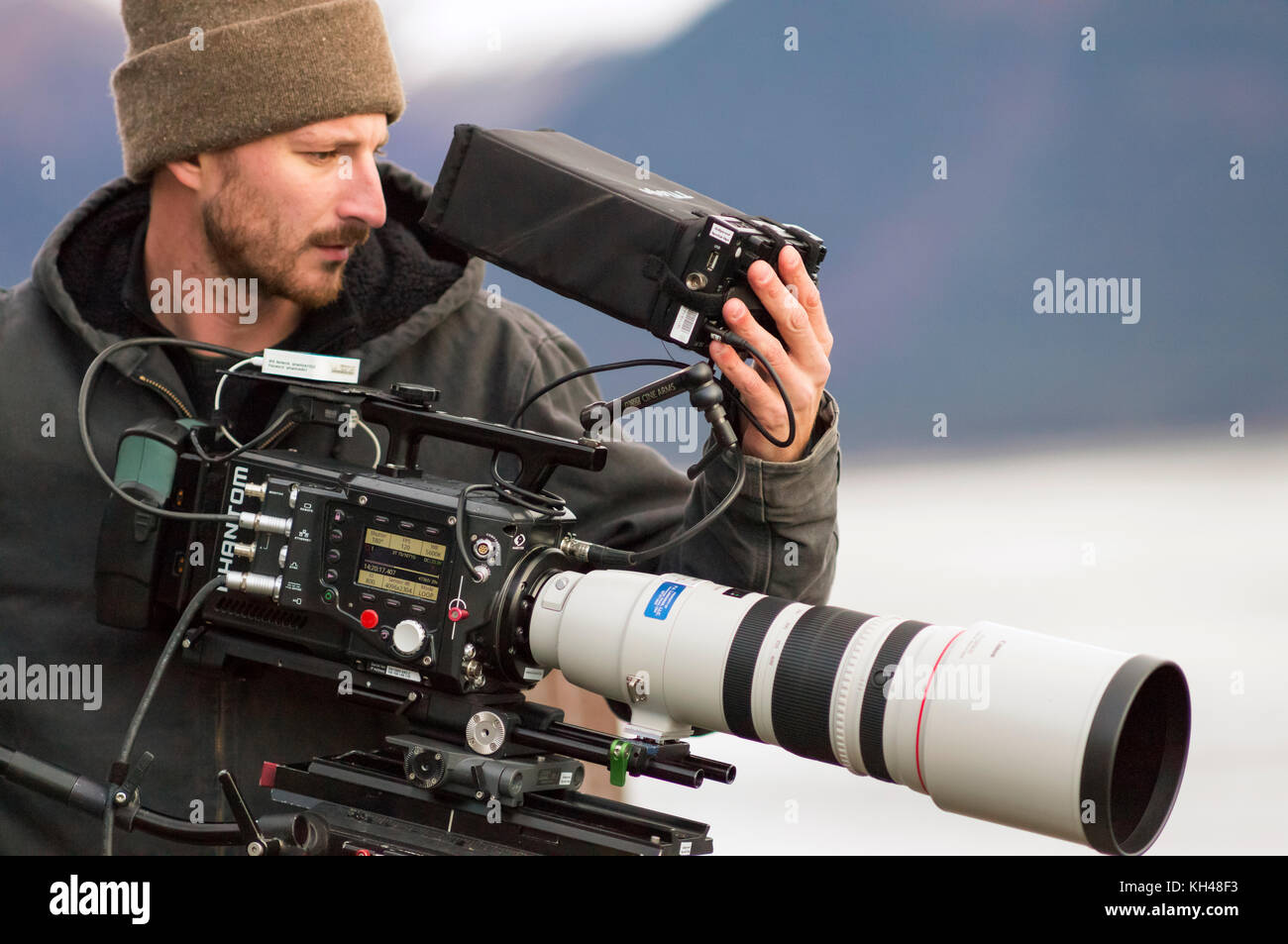 Nick operating the high speed Phantom Flex 4K video camera with the Canon  200-400mm f4.0 zoom lens on a shoot in Alaska, USA. Shooting at 960 fps. at  Stock Photo - Alamy