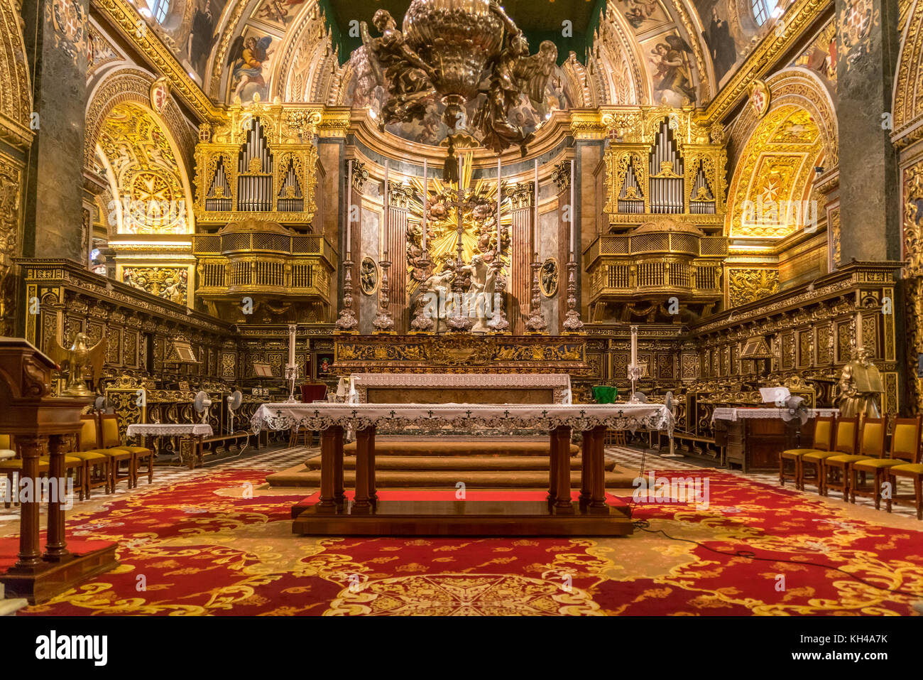 Innenraum und Altar der römisch-katholischen St. John’s Co-Cathedral ...