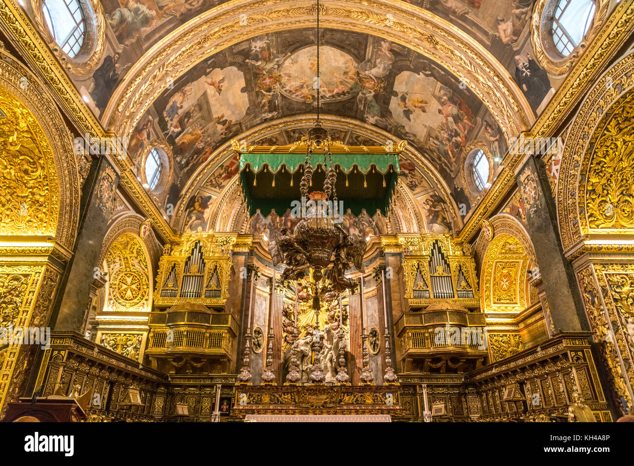 Innenraum und Altar der römisch-katholischen St. John’s Co-Cathedral ...