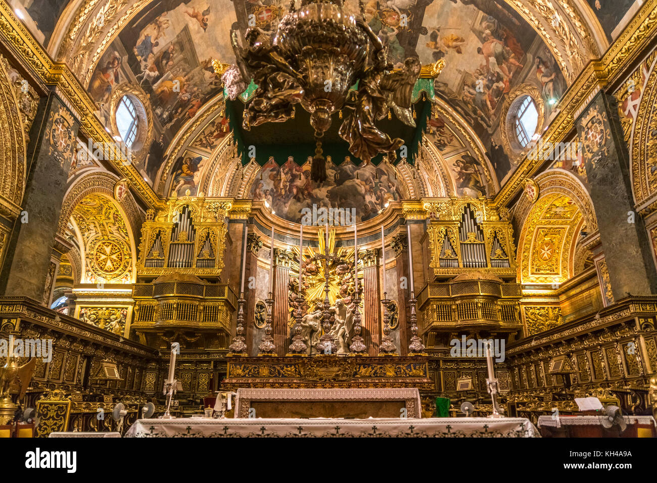Innenraum und Altar der römisch-katholischen St. John’s Co-Cathedral ...