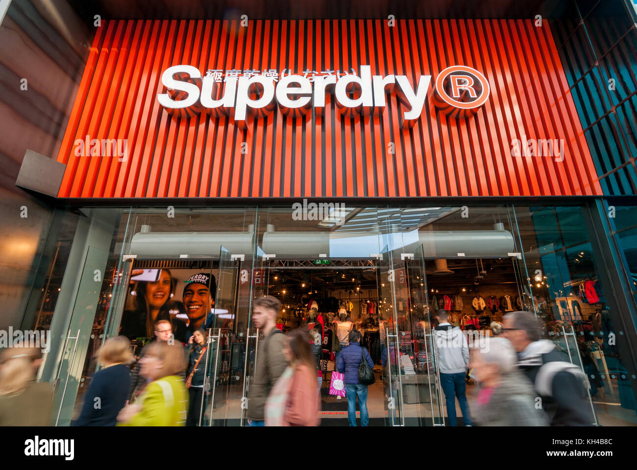 Shopping centre entrance crowd hi-res stock photography and images - Alamy