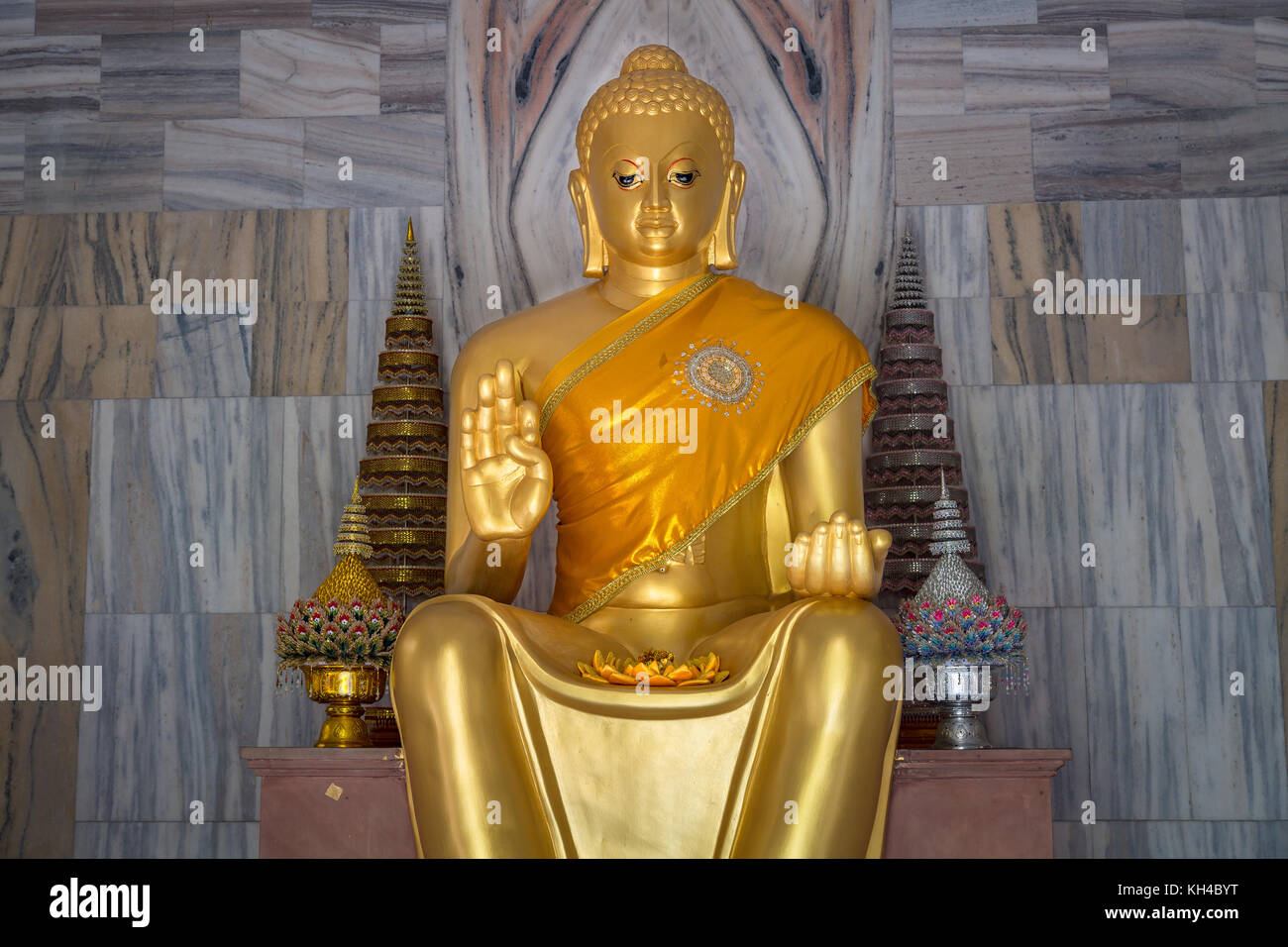 Golden sculpture of sitting Buddha in close up view at Wat Thai temple Sarnath, Varanasi, India. Stock Photo