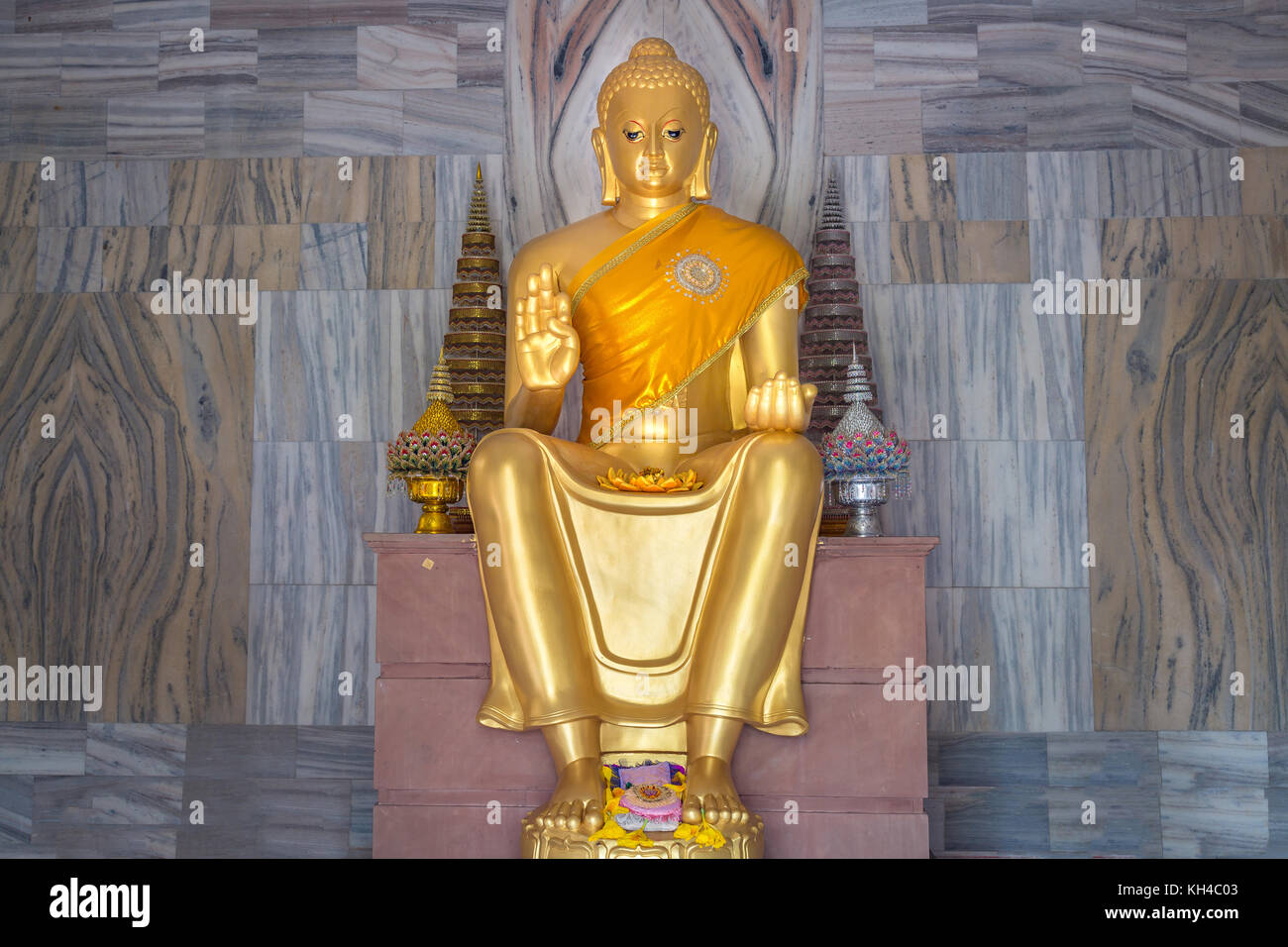 Golden sculpture of sitting Buddha in close up view at Wat Thai temple Sarnath, Varanasi, India. Stock Photo