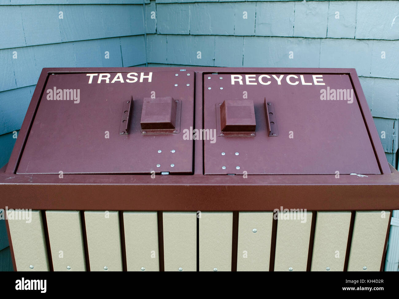 Dual bin containing both Trash and Recycle bin used for proper disposal