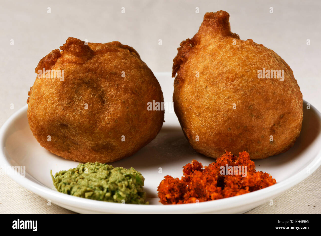 Indian fast food potato vada with chutney, Maharashtra, India, Asia