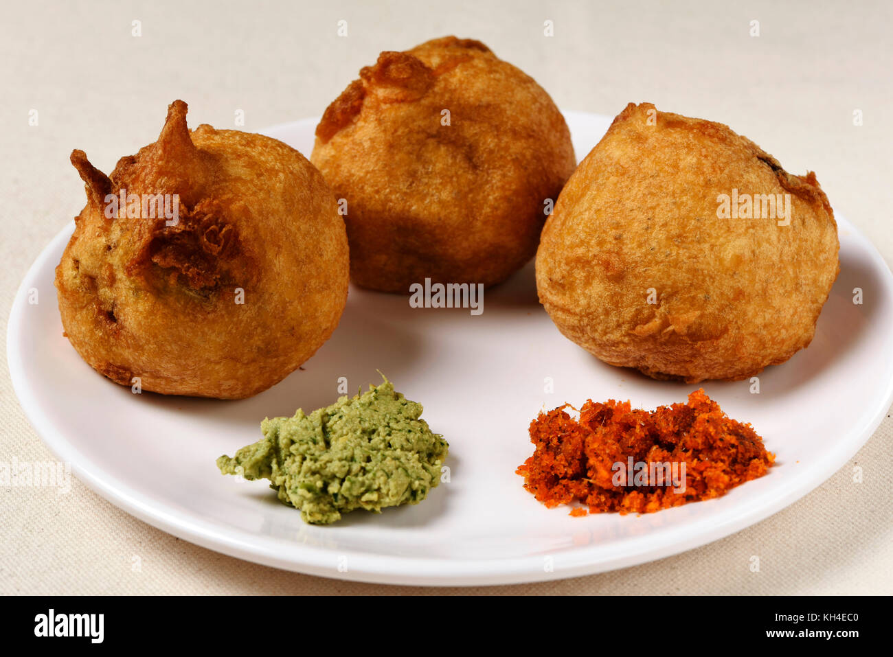 Indian fast food potato vada with chutney, Maharashtra, India, Asia