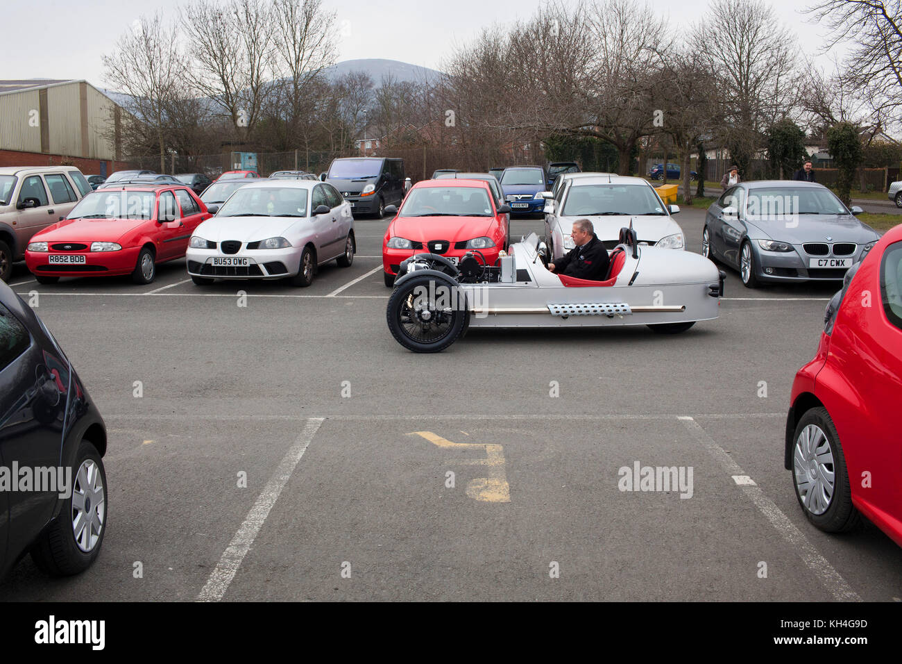 A motor car arrives in the headquarters car park Stock Photo Alamy