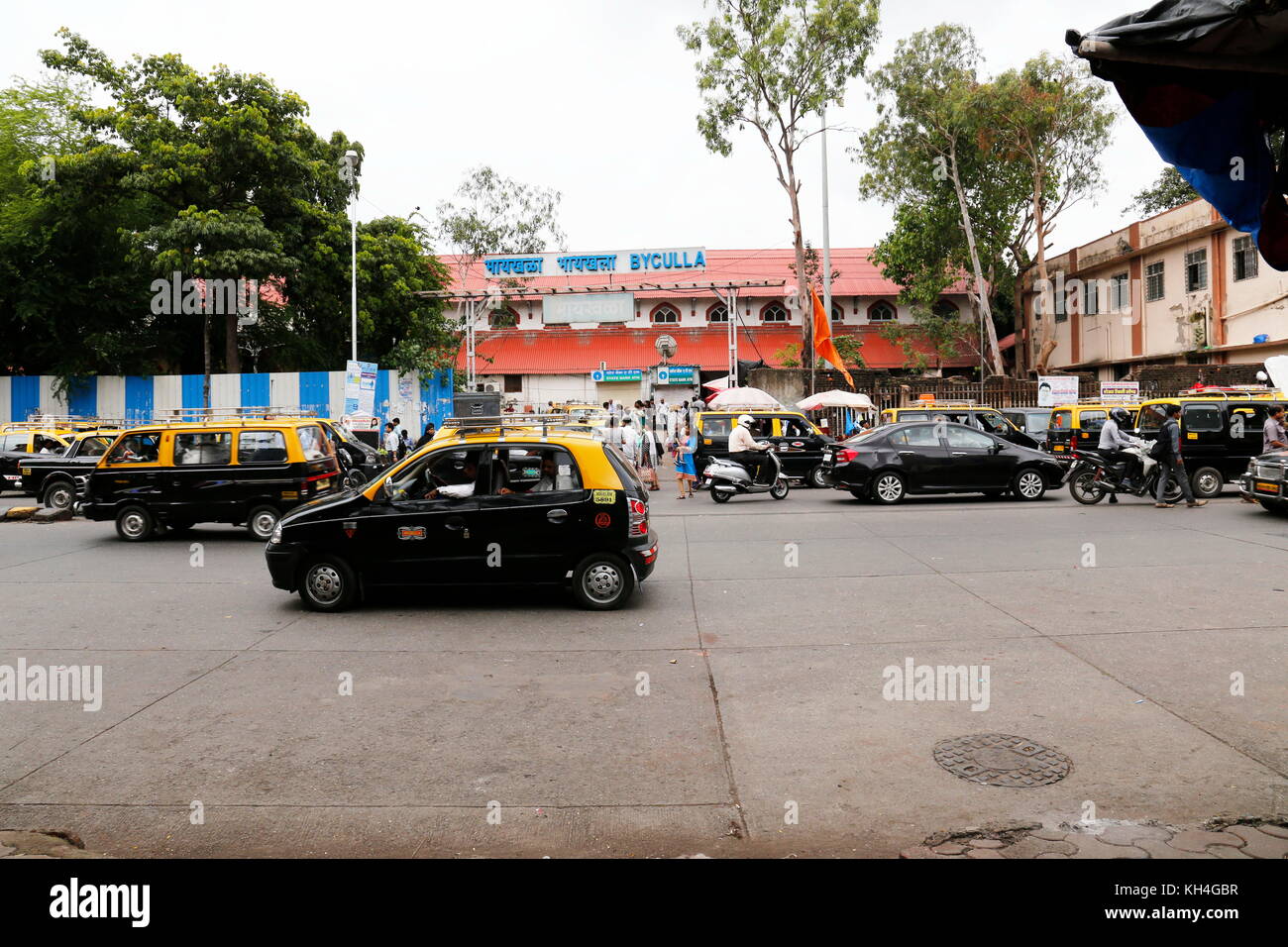 Byculla railway station, Mumbai, Maharashtra, India, Asia Stock Photo