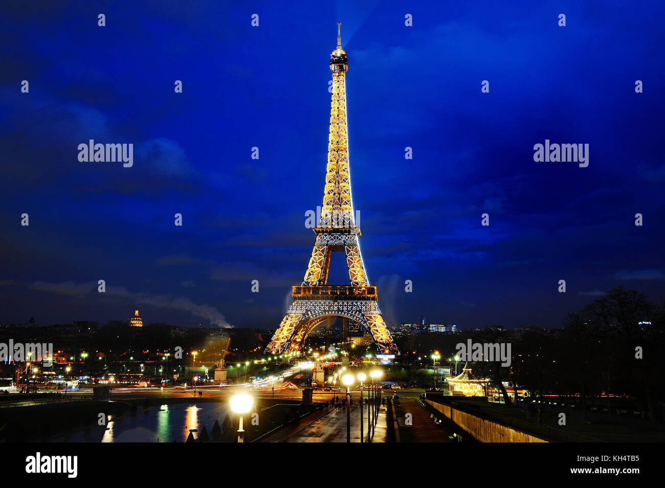 PARIS, FRANCE - FEBRUARY 28, 2014: Eiffel tower scenic view at night ...