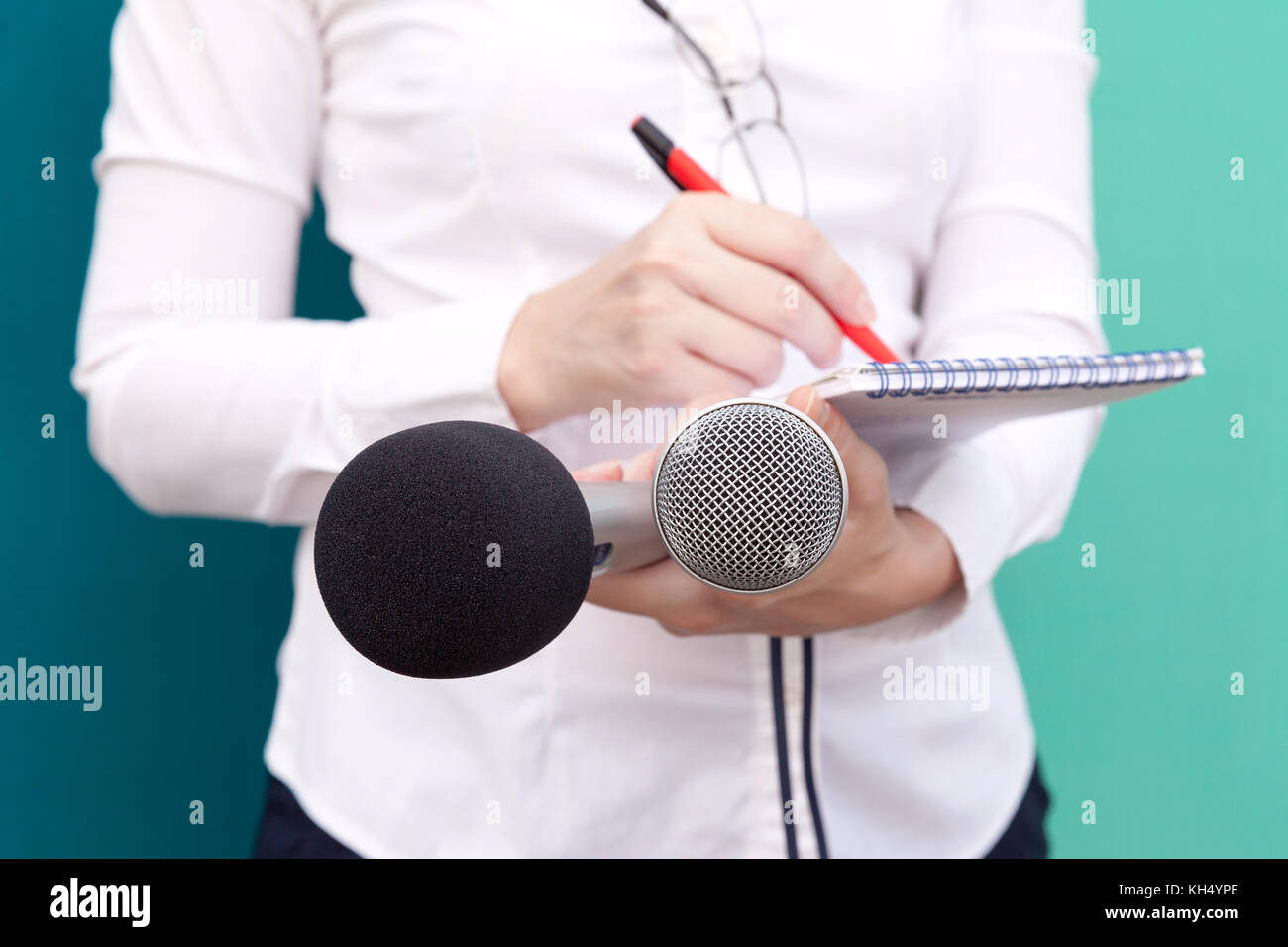 Female reporter taking notes hi-res stock photography and images - Alamy