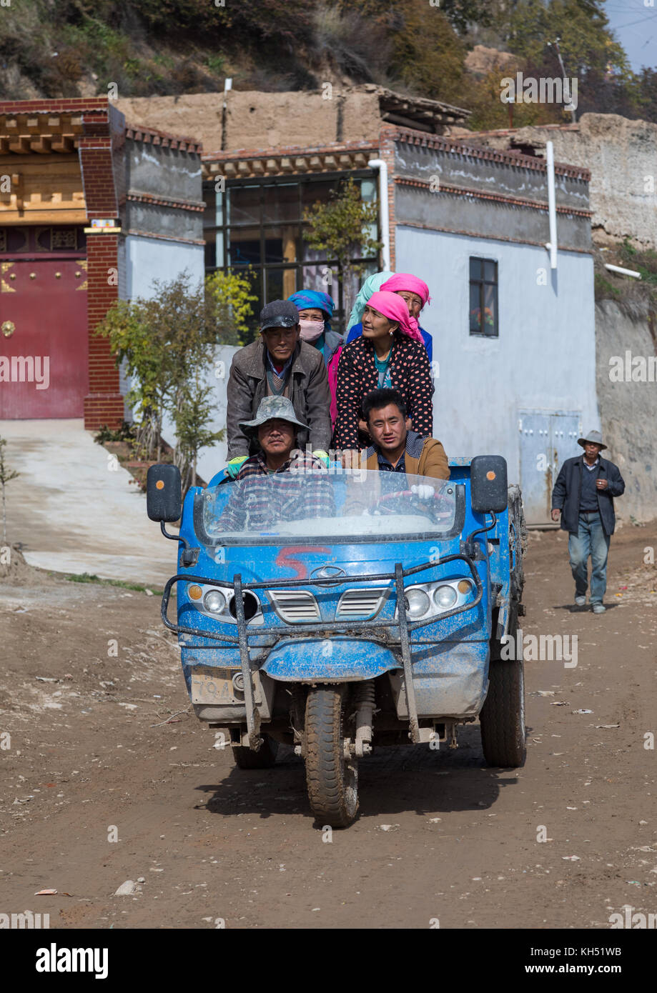 Tibetan workers on a three-wheeled chinese truck, Qinghai Province, Wayaotai, China Stock Photo