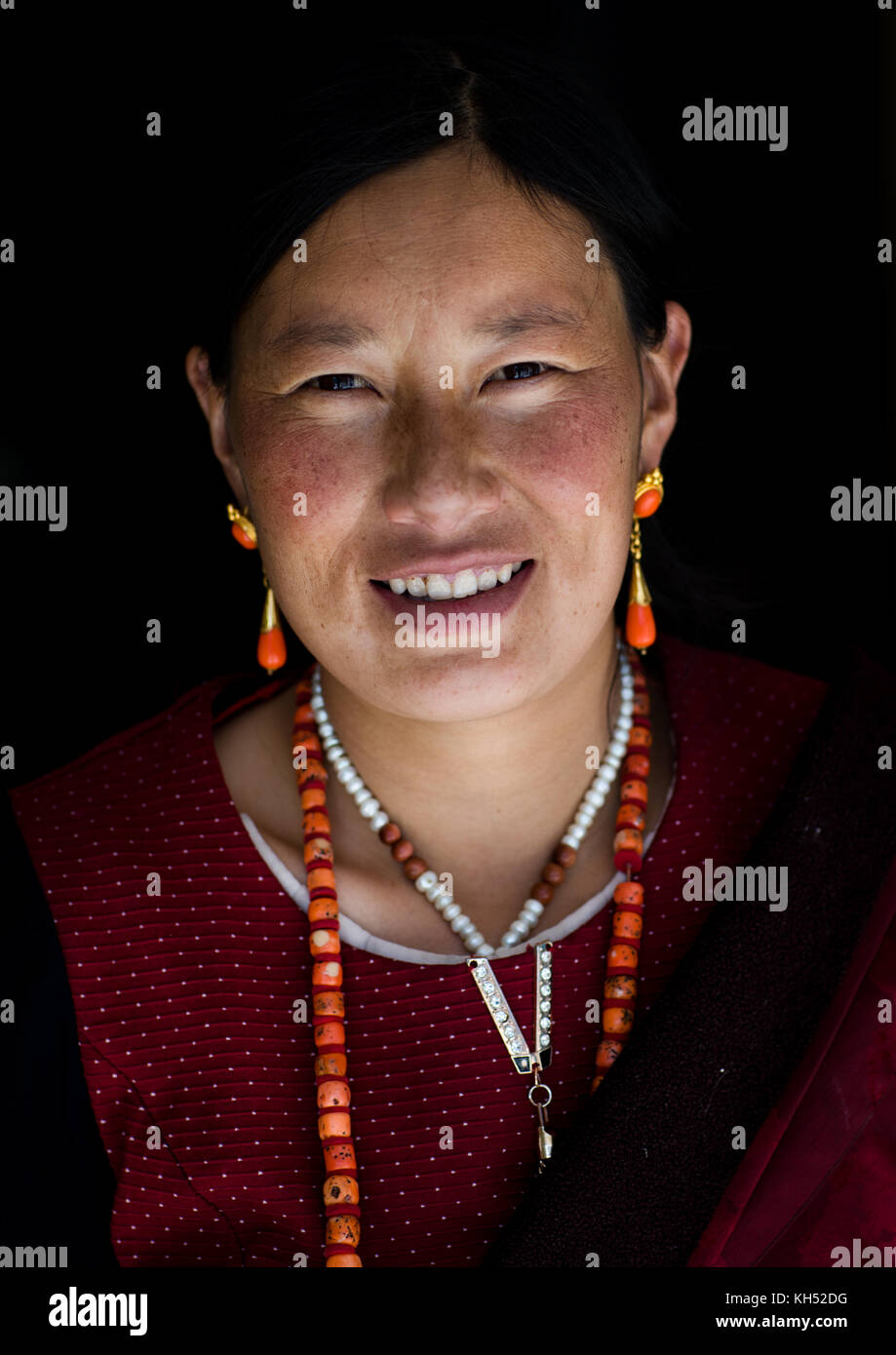 Portrait of a tibetan nomad woman, Qinghai province, Tsekhog, China Stock Photo