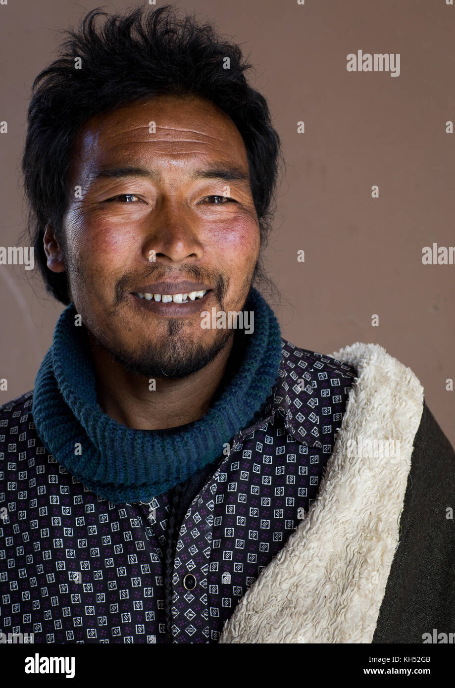 Portrait of a tibetan nomad man, Qinghai province, Tsekhog, China Stock Photo