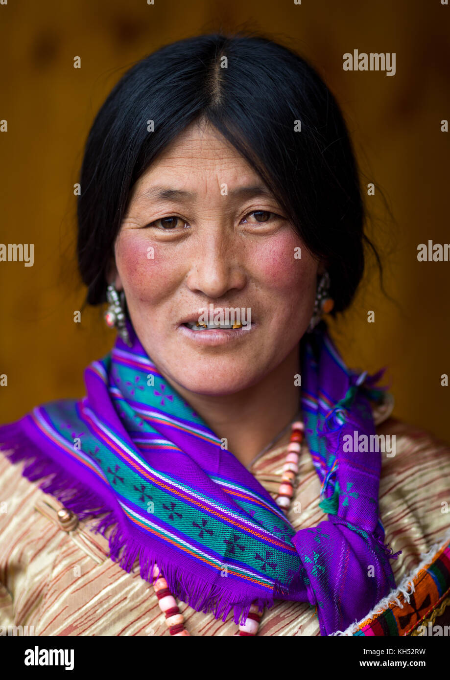 Portrait of a nyingma tibetan nomad woman during a pilgrimage in Labrang monastery, Gansu province, Labrang, China Stock Photo