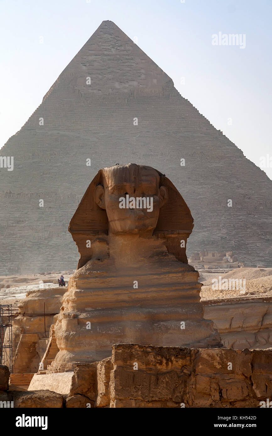 Great Sphinx and pyramid of Khafre in Giza Stock Photo - Alamy