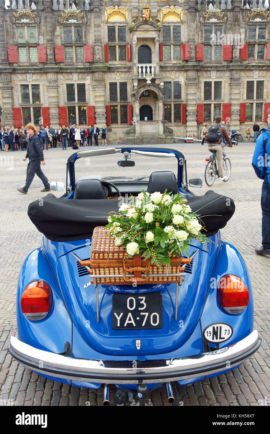 Volkswagen Beetle wedding car waiting for the bridge outside the Stadhuis, Old Delft, Netherlands Stock Photo