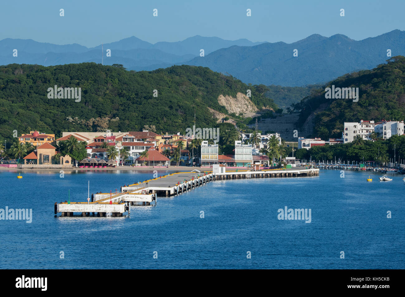 Mexico, Oaxaca, port view of Huatulco (wah-TOOL-co) and Santa Cruz Bay.  Cruise ship pier with Sierra Madre mountains in the distance Stock Photo -  Alamy, image size:1300x956
