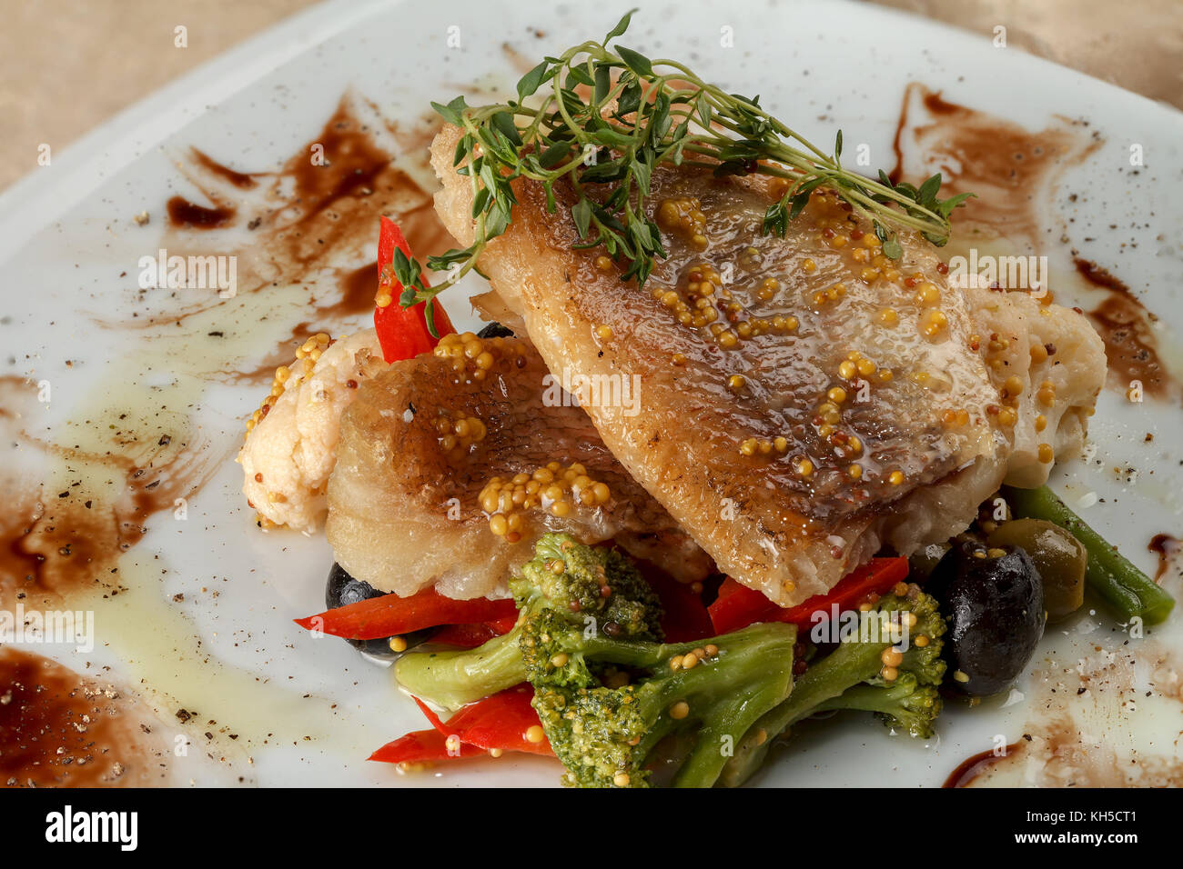 Fried white fish fillets with cauliflower and broccoli, with pepper and