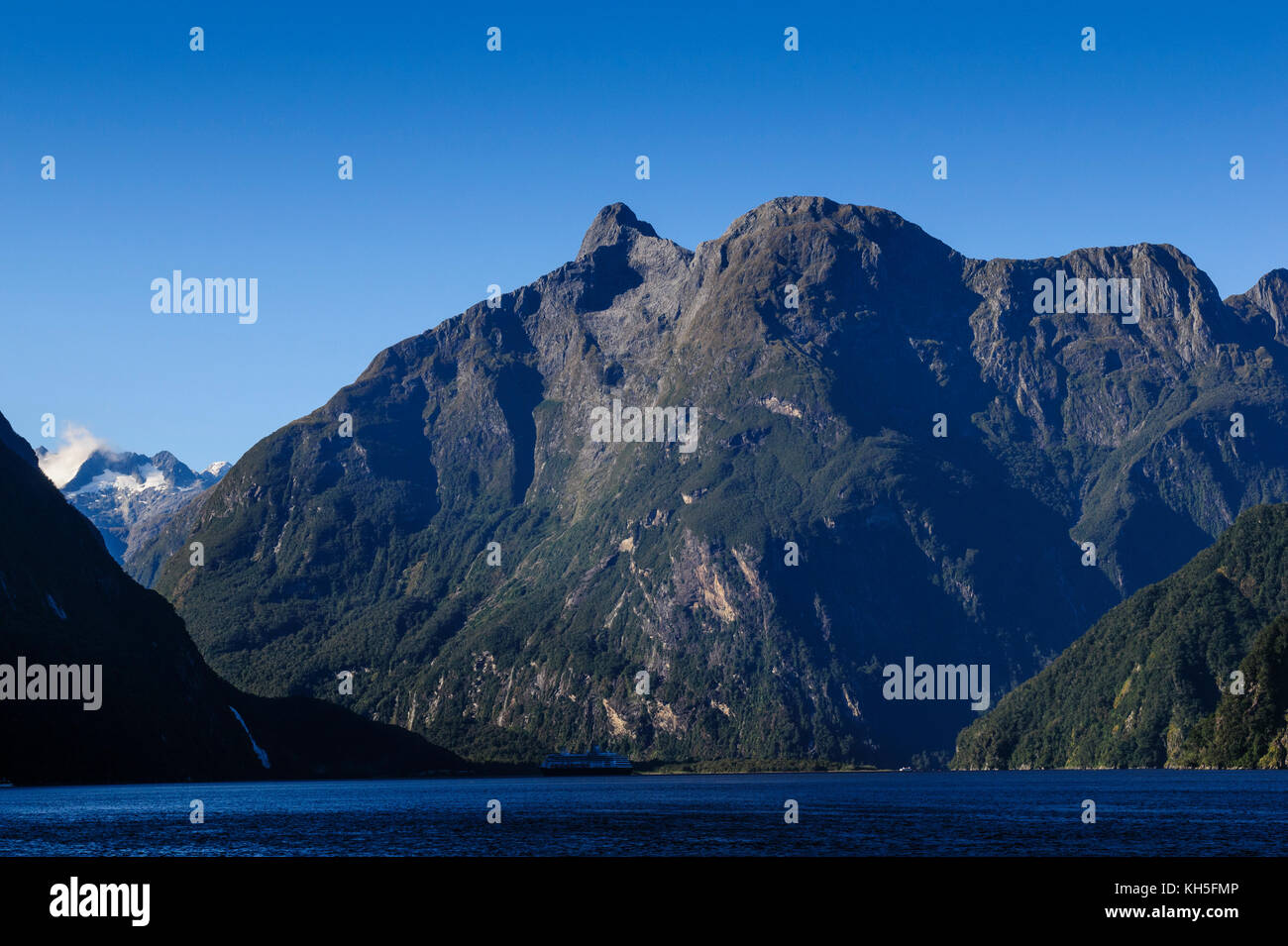 The steep cliffs of Milford Sound, South Island, New Zealand Stock ...