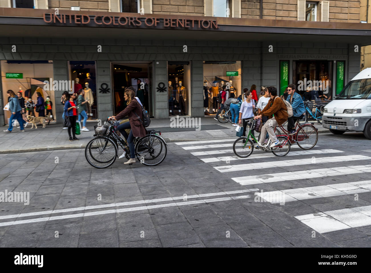 Cyclists on Via Rizzoli, Bologna city life, Italy Stock Photo - Alamy