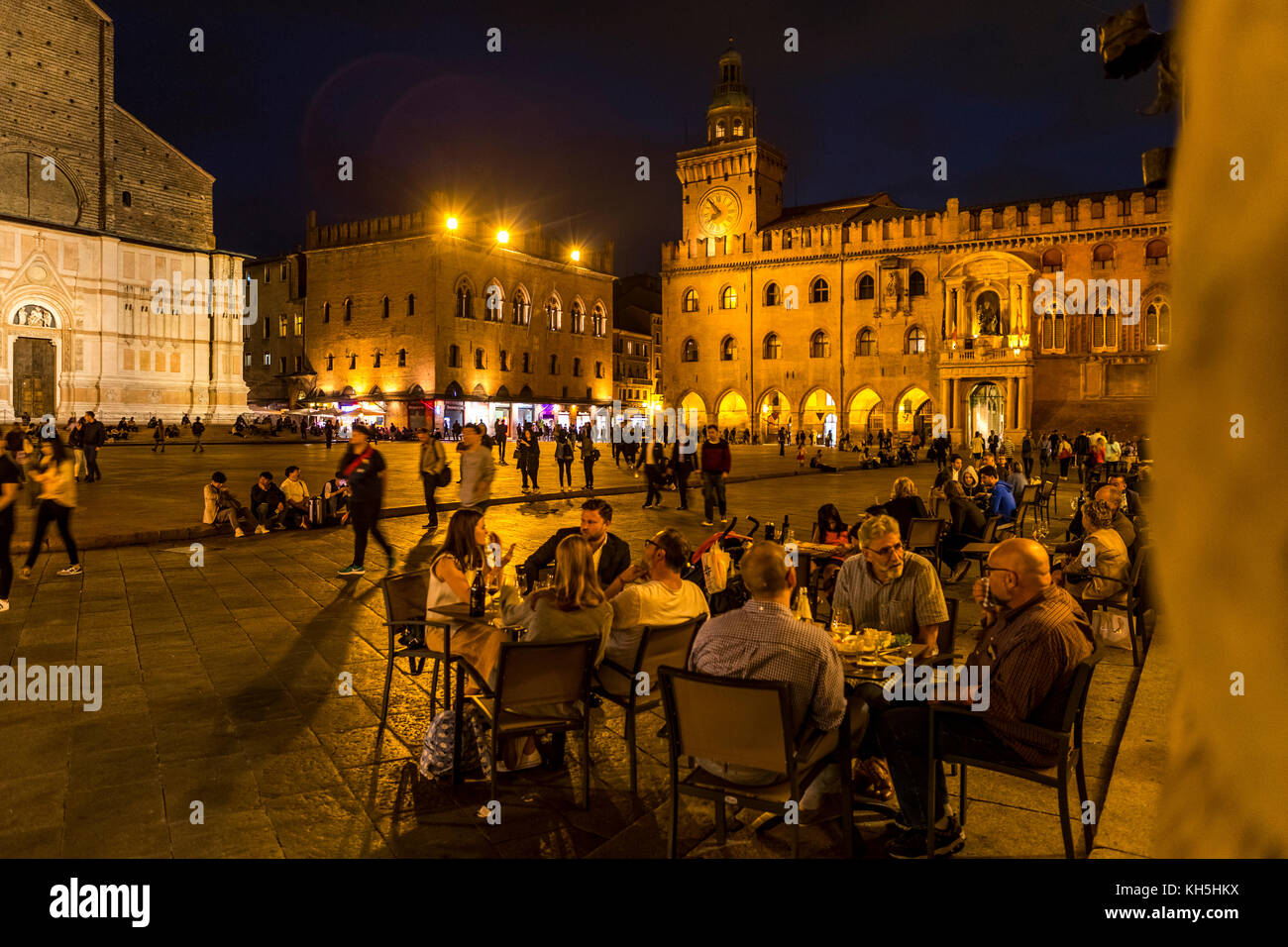 night-life-in-piazza-maggiore-bologna-city-life-italy-stock-photo-alamy