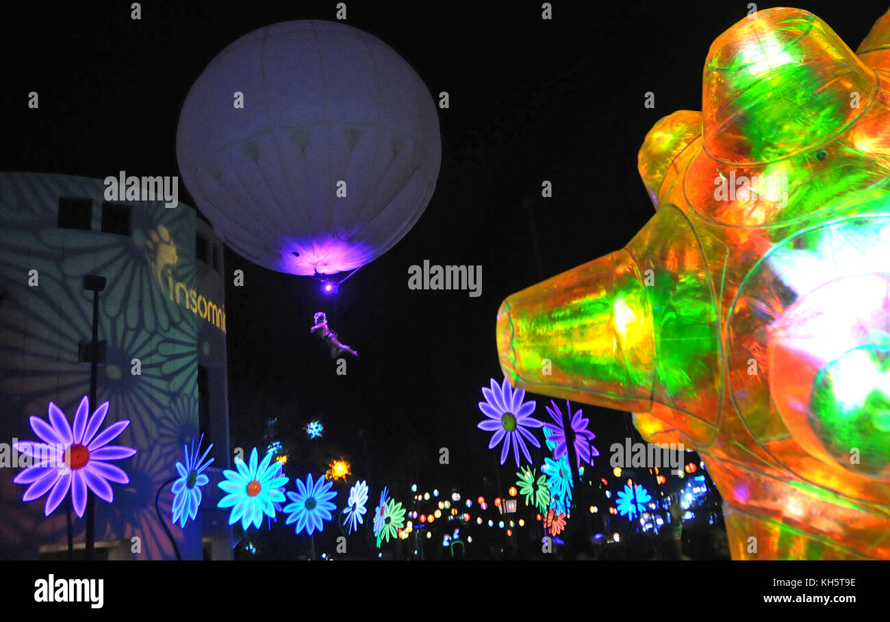 Orlando, United States. 10th Nov, 2017. November 10, 2017- Orlando, Florida, United States - A performer hangs from a helium balloon above lighted daisy sculptures at the Electric Daisy Carnival, the largest electronic dance music festival in the United States, on November 10, 2017 at Tinker Field in Orlando, Florida. The two-day rave drew over 80,000 people with police reporting only five arrests. Credit: Paul Hennessy/Alamy Live News Stock Photo