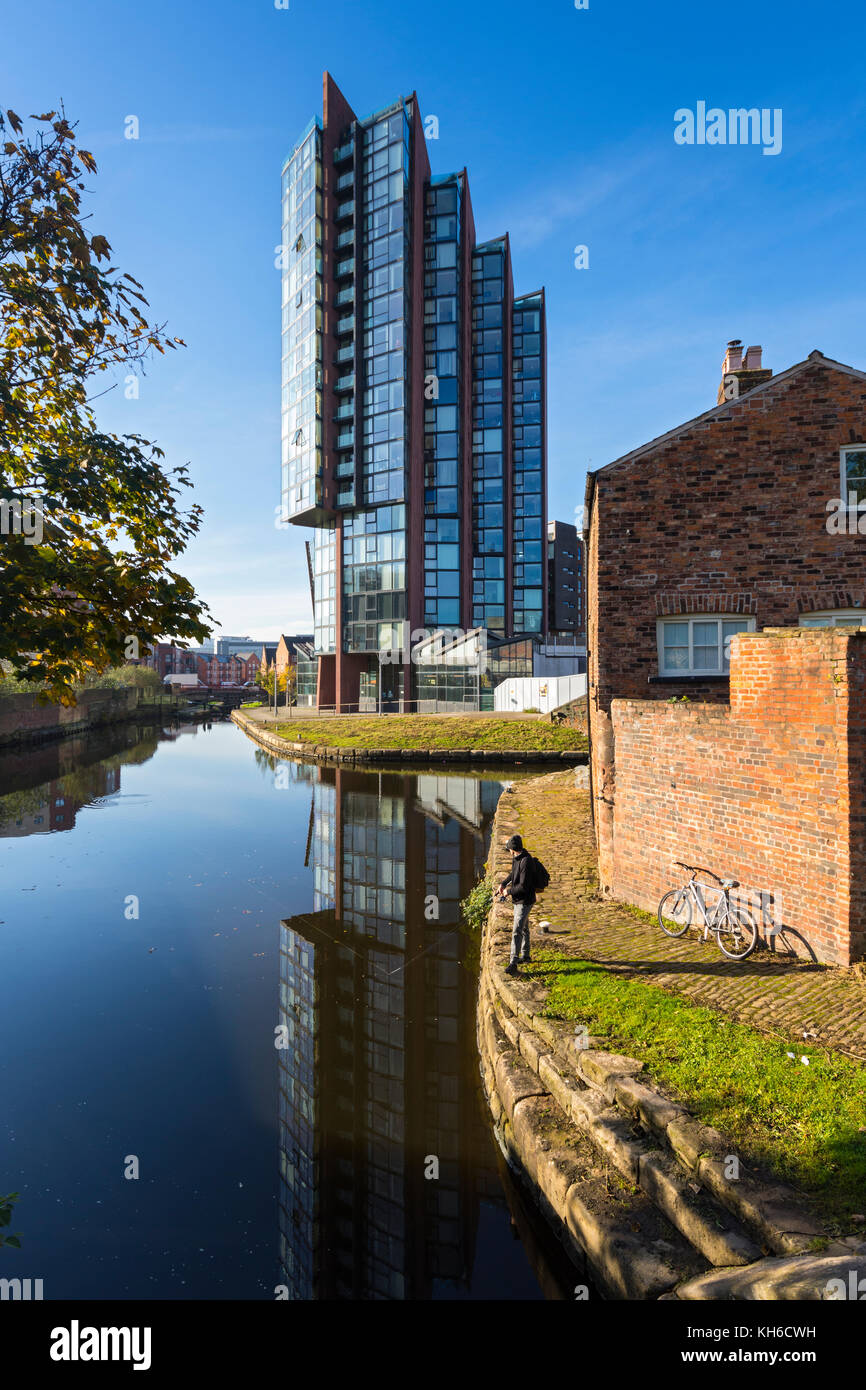 The Islington Wharf apartment block and former lock keeper's cottage on the Ashton Canal