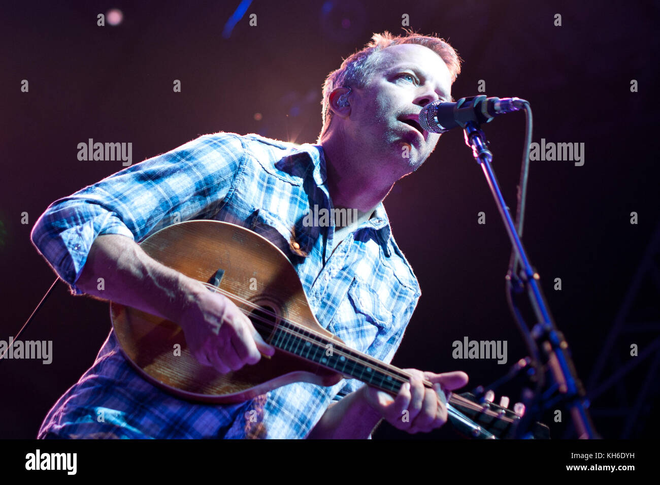 Counting crows performance hi-res stock photography and images - Alamy