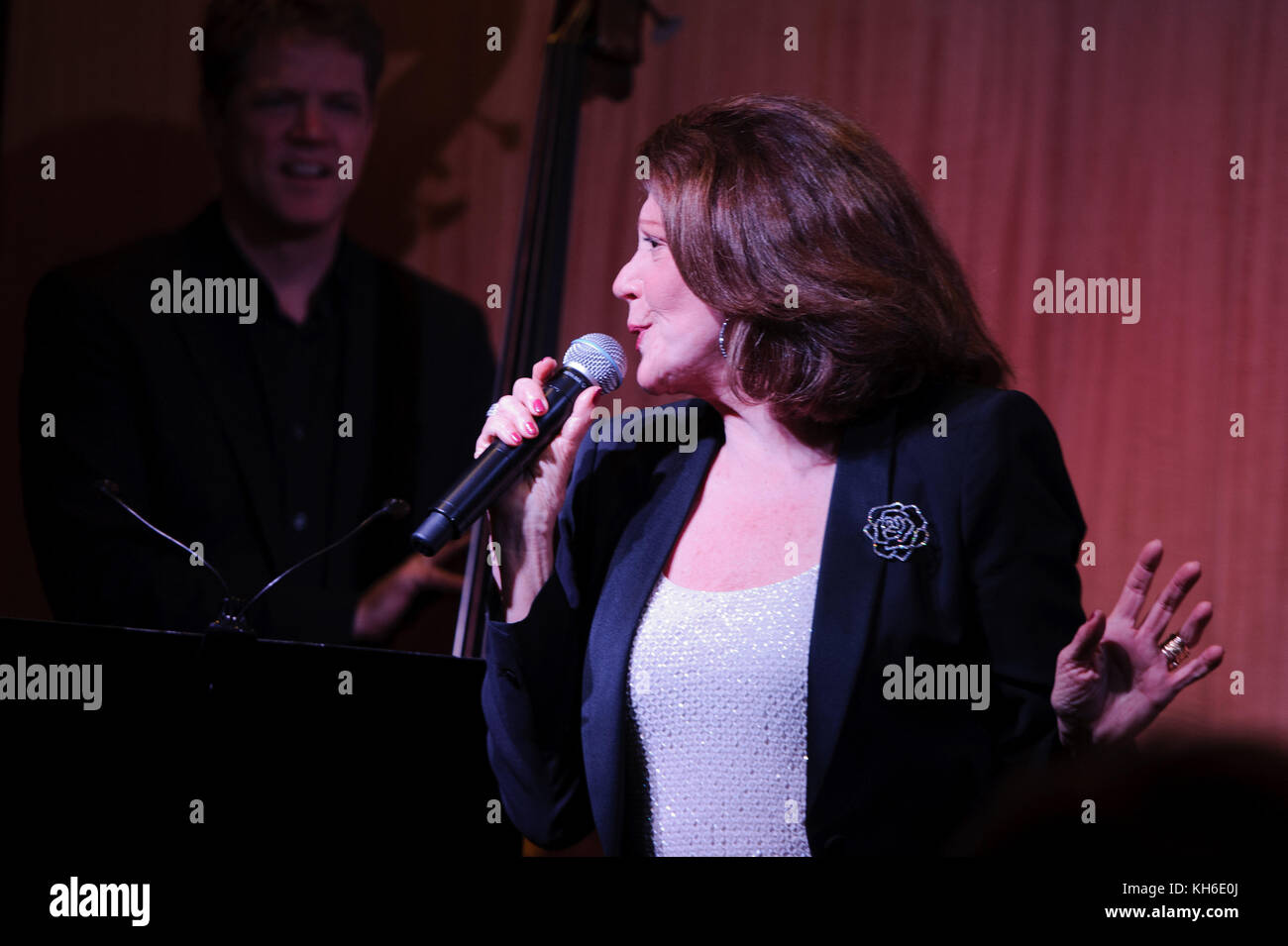Linda Lavin Promotes Her New Cd Posibilities At Barnes Noble