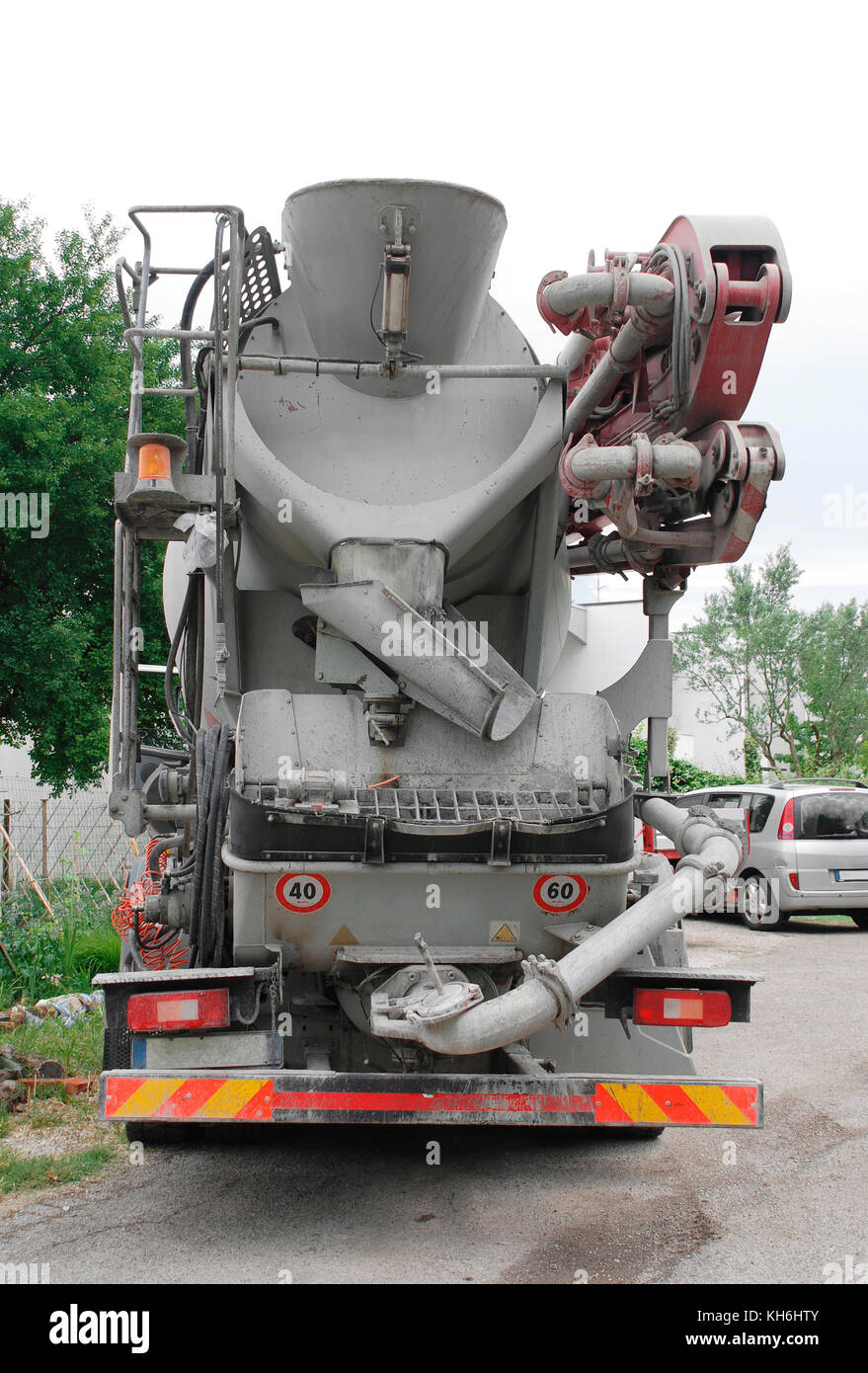 https://c8.alamy.com/comp/KH6HTY/a-concrete-mixer-truck-delivering-concrete-to-a-small-domestic-building-KH6HTY.jpg