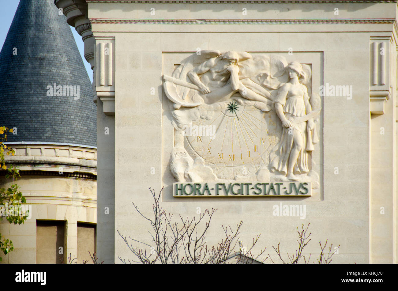 Paris, France. Sundial on the Palais de Justice, Quai des Orfevres, Isle de la Cite. (Hora fugit, stat jus - time passes, justice remains) .... Stock Photo