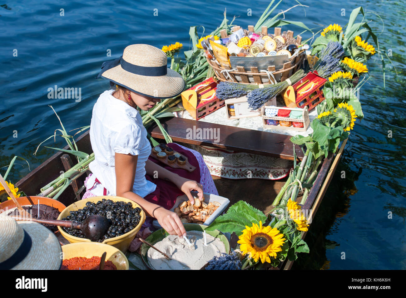 Isle sur floating market Stock Photo Alamy