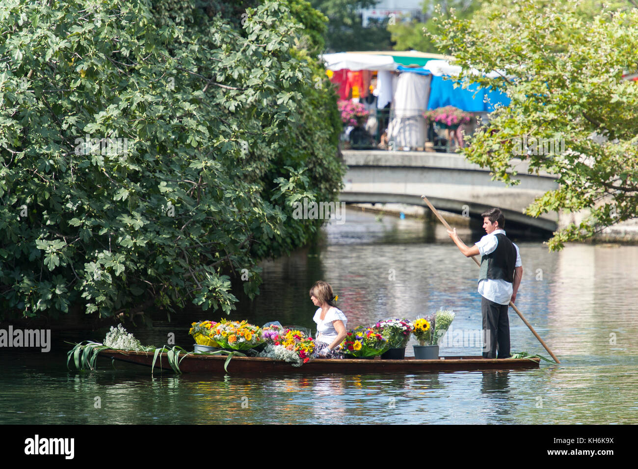 Isle sur floating market Stock Photo Alamy