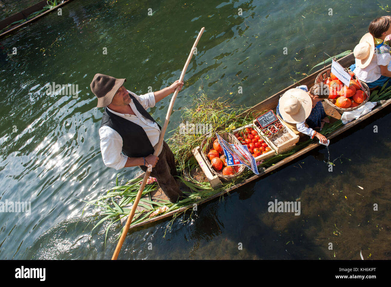 Vaucluse (84), Marché flottant sur la rivière // France. Vaucluse (84