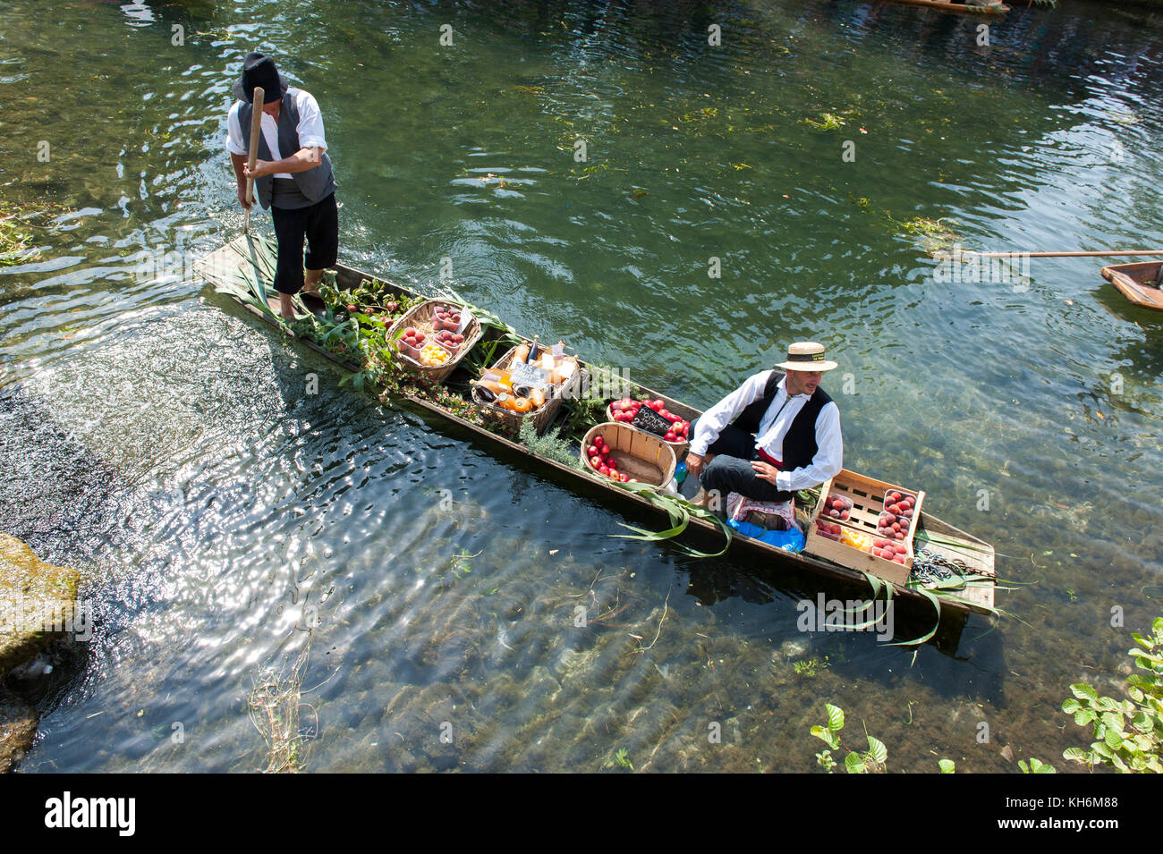Vaucluse (84), Marché flottant sur la rivière // France. Vaucluse (84