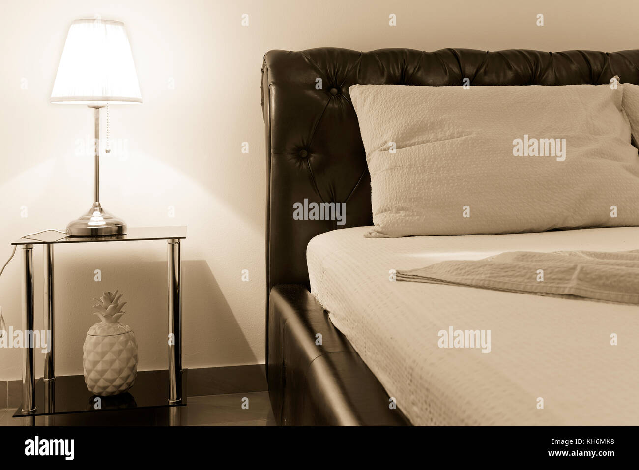 Large Double Bed Room Lots Pillows Bed Bedside Tables Decorative Stock  Photo by ©Vrn36 369933772