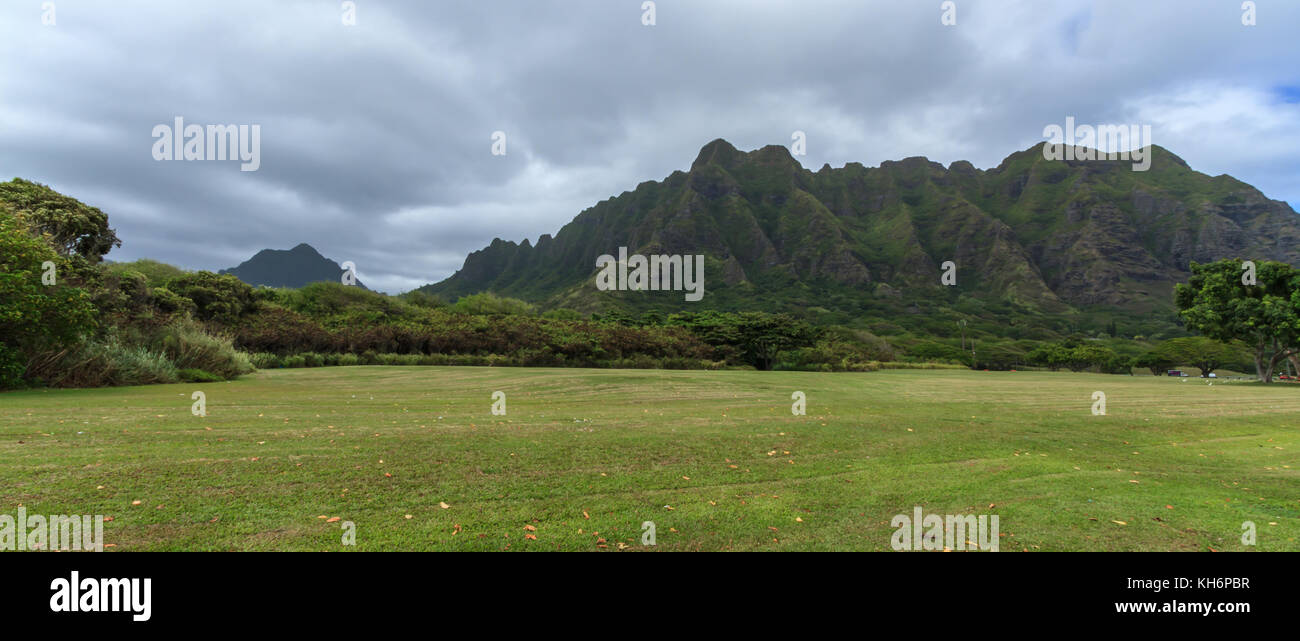 Kualoa Ranch and mountains on the Island of Oahu Stock Photo - Alamy