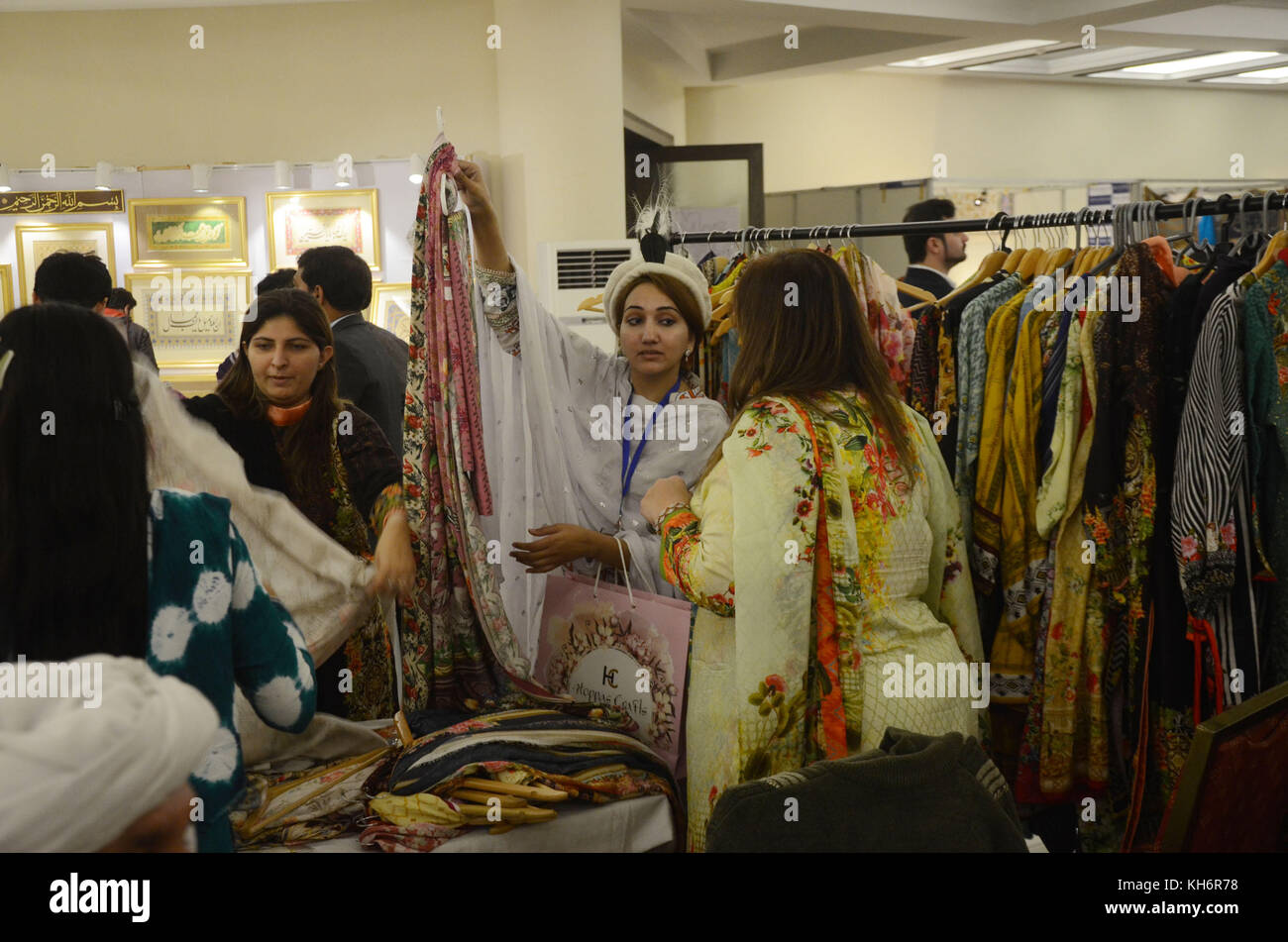 Lahore, Pakistan. 14th Nov, 2017. Pakistani people keenly take interest