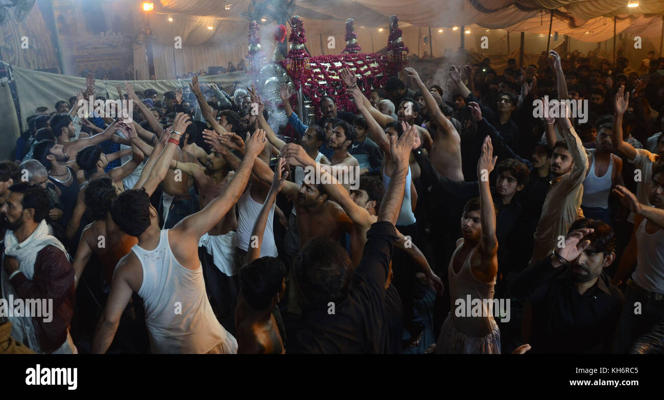 Lahore, Pakistan. 13th Nov, 2017. Pakistani Shiite Muslims beat their chest during attending a Chehlum procession of Hazrat Imam Hussain (RA) grand son of Muhammad (PBUH)and his companions, taken out for Imambargah Jageer Ali Akbar Bahria Town organized by Syed Mehmood Akhtar Naqvi in Lahore on November 13, 2017. Credit: Rana Sajid Hussain/Pacific Press/Alamy Live News Stock Photo