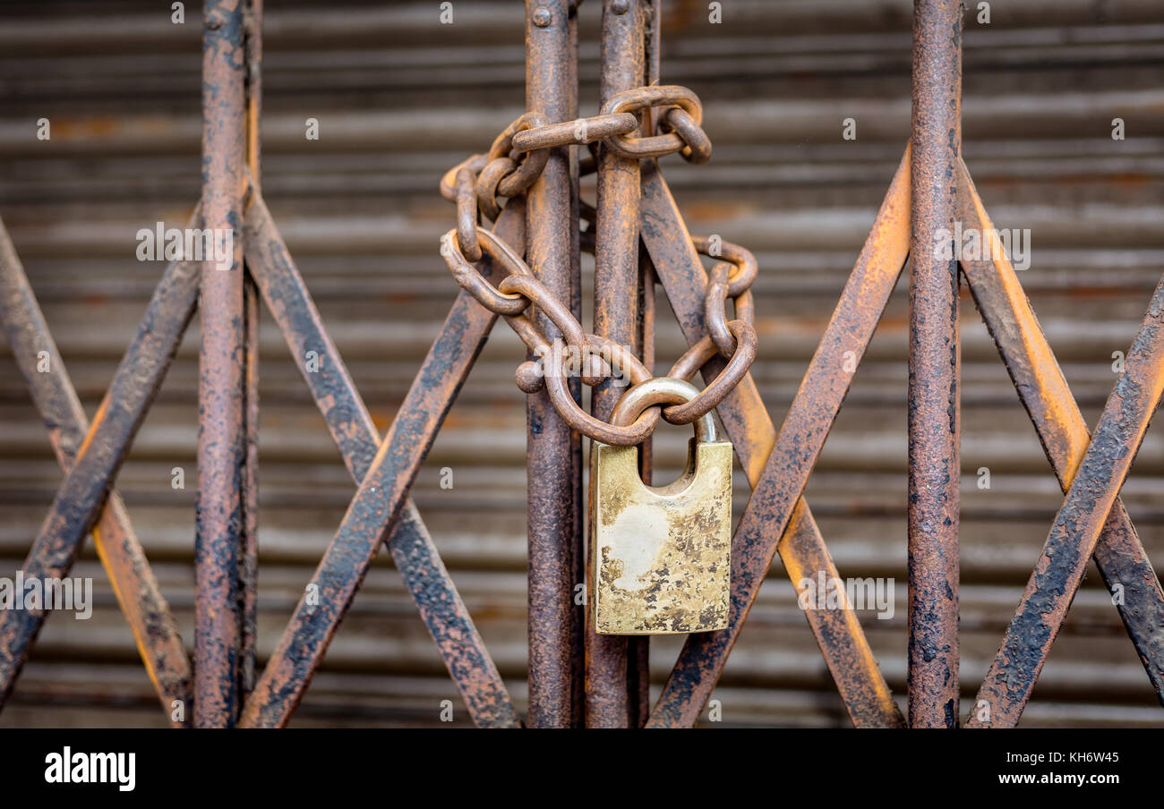 Old rusty chain and lock hi-res stock photography and images - Alamy