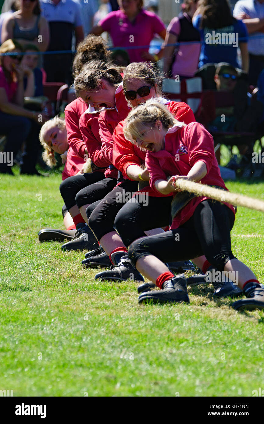 Tug of war girl rope pulling hi-res stock photography and images - Alamy