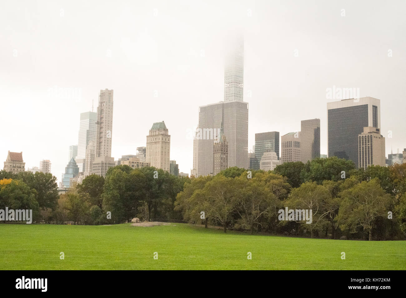 Central park new york city grass hi-res stock photography and images ...